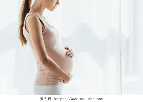 孕妇在家中摸肚子的剪影孕妇在家中摸肚子的剪影